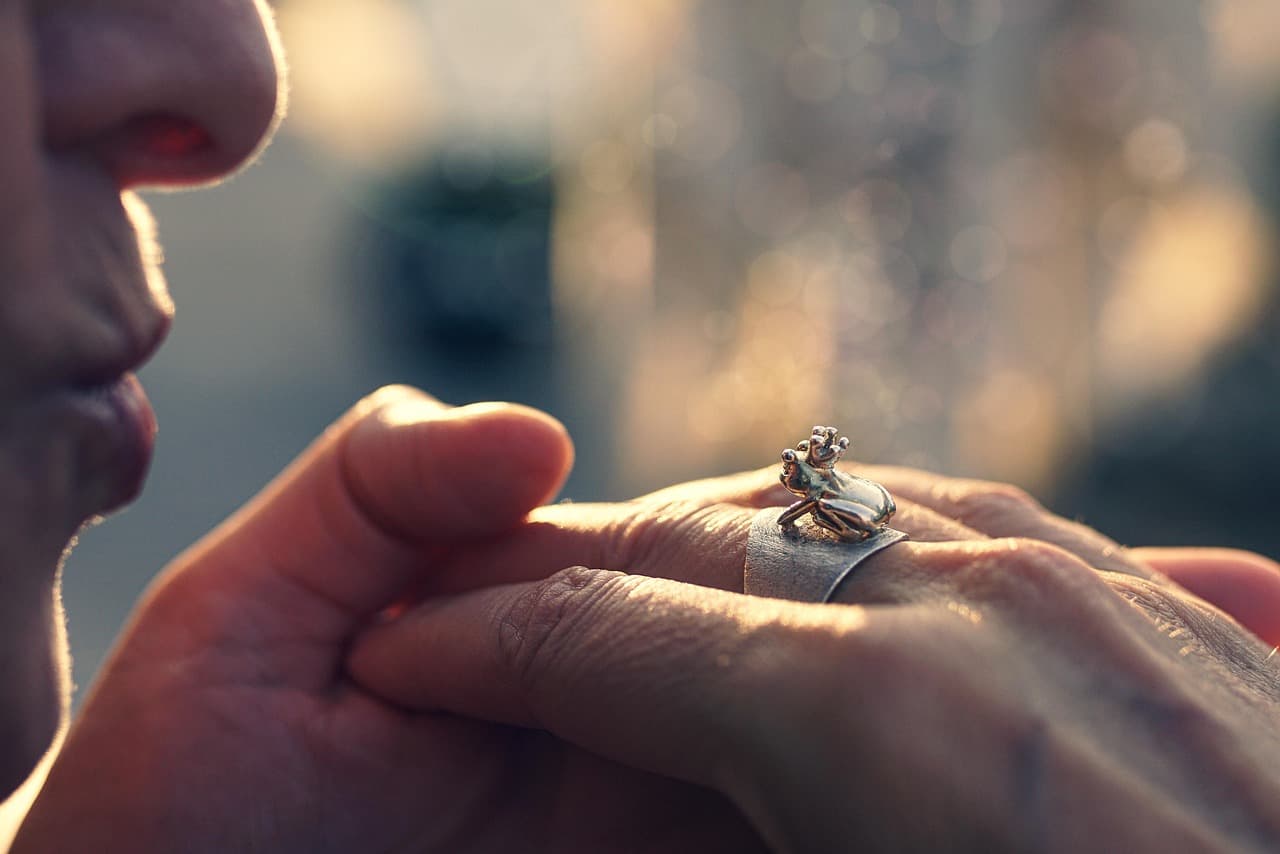 Metallischer Ring mit feinen Details, Licht bricht sich in warmen Reflexionen