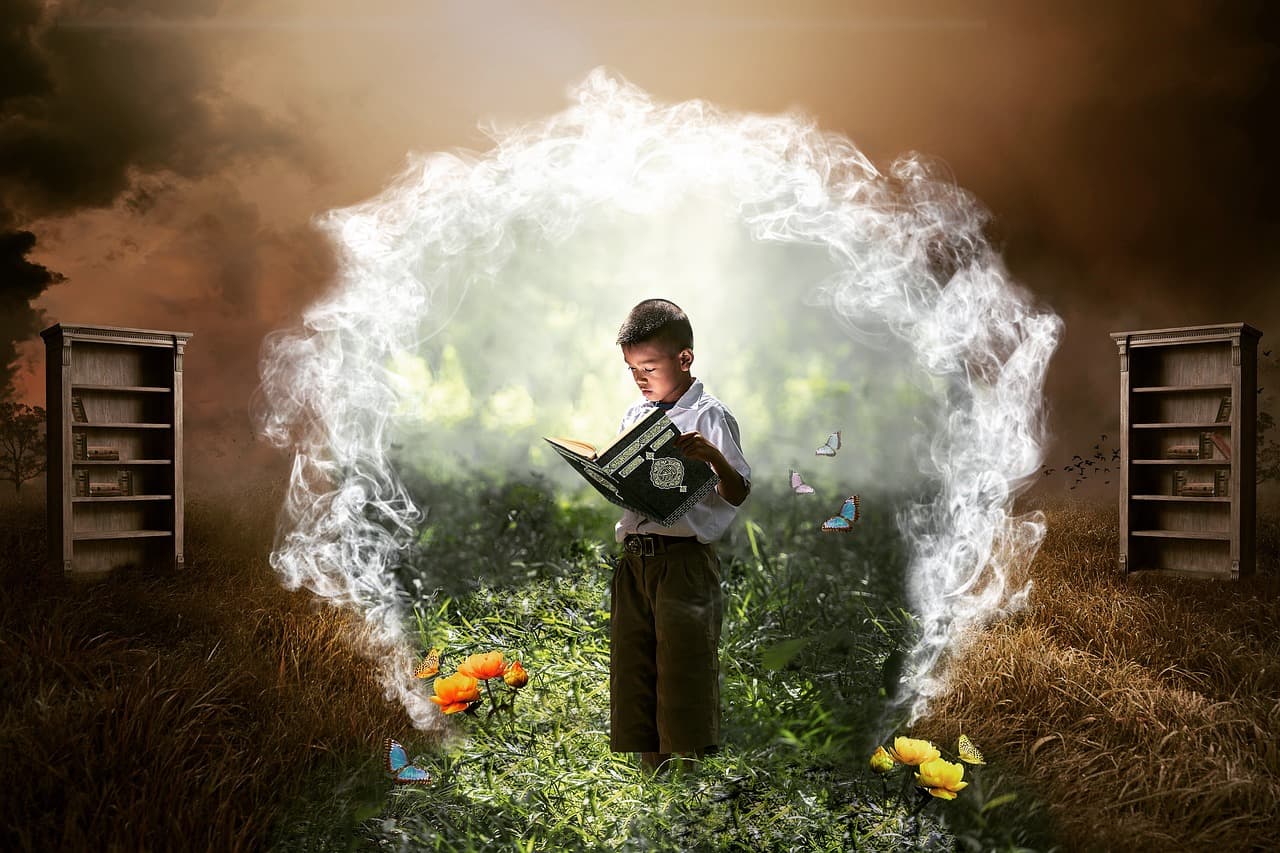 Aufgeschlagenes Buch mit warmem Licht und geheimnisvollen Schatten