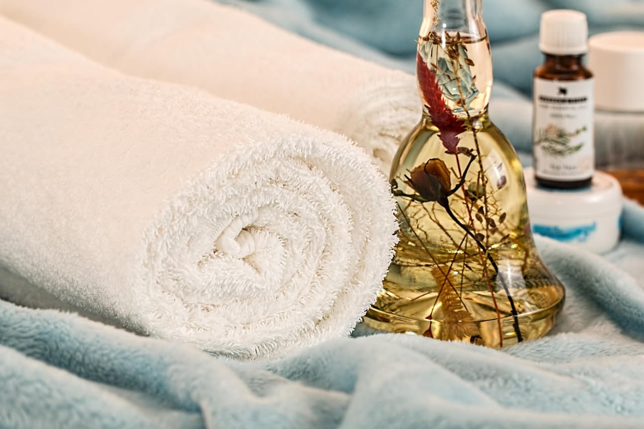 Luxuriöses Massageöl in bernsteinfarbener Glasflasche mit floralem Duft