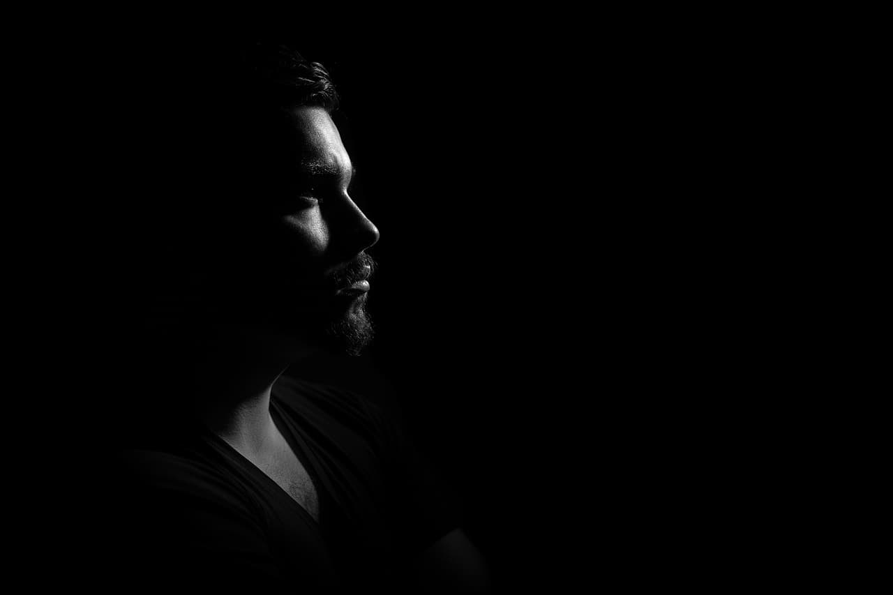 Rückenansicht einer Figur im Gegenlicht, Mysterium und Anziehung vereint