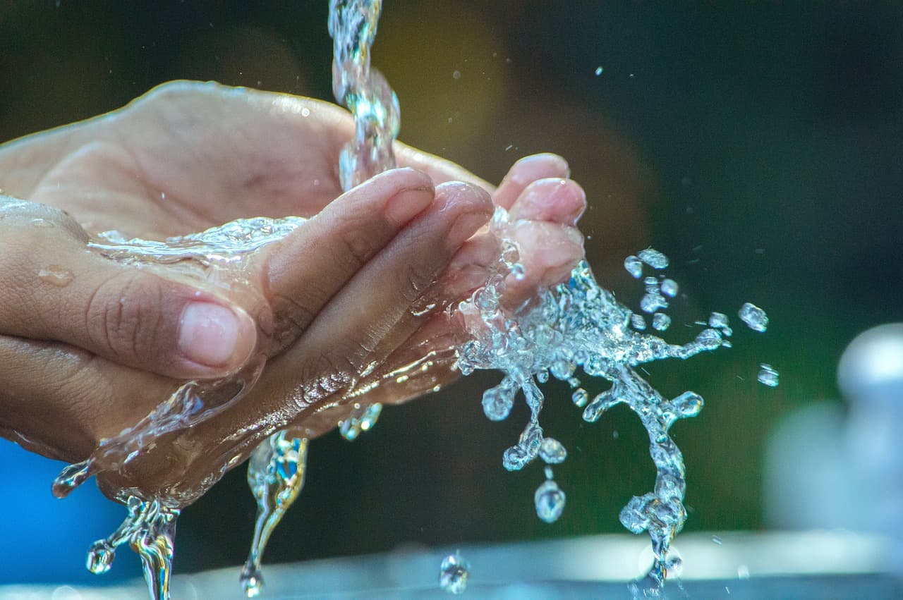 Minimalistische Anordnung mit Wassertropfen, frische Farben, Reinheit andeutend