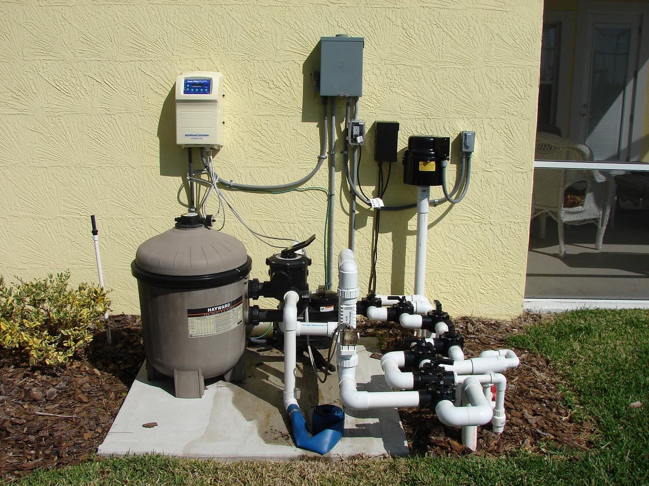 Klare Pumpzylinder mit Gummidichtung und robustem Metallsockel