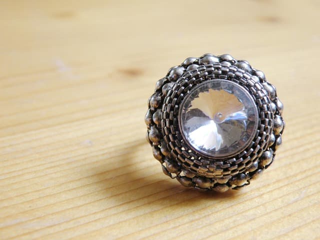 Metallische Ringe in verschiedenen Silbertönen, präzise arrangiert