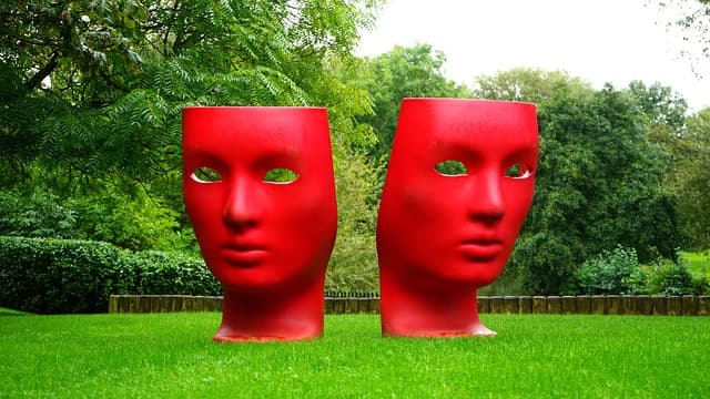 Verschiedenfarbige Masken und Kostüme in dramatischem Seitenlicht