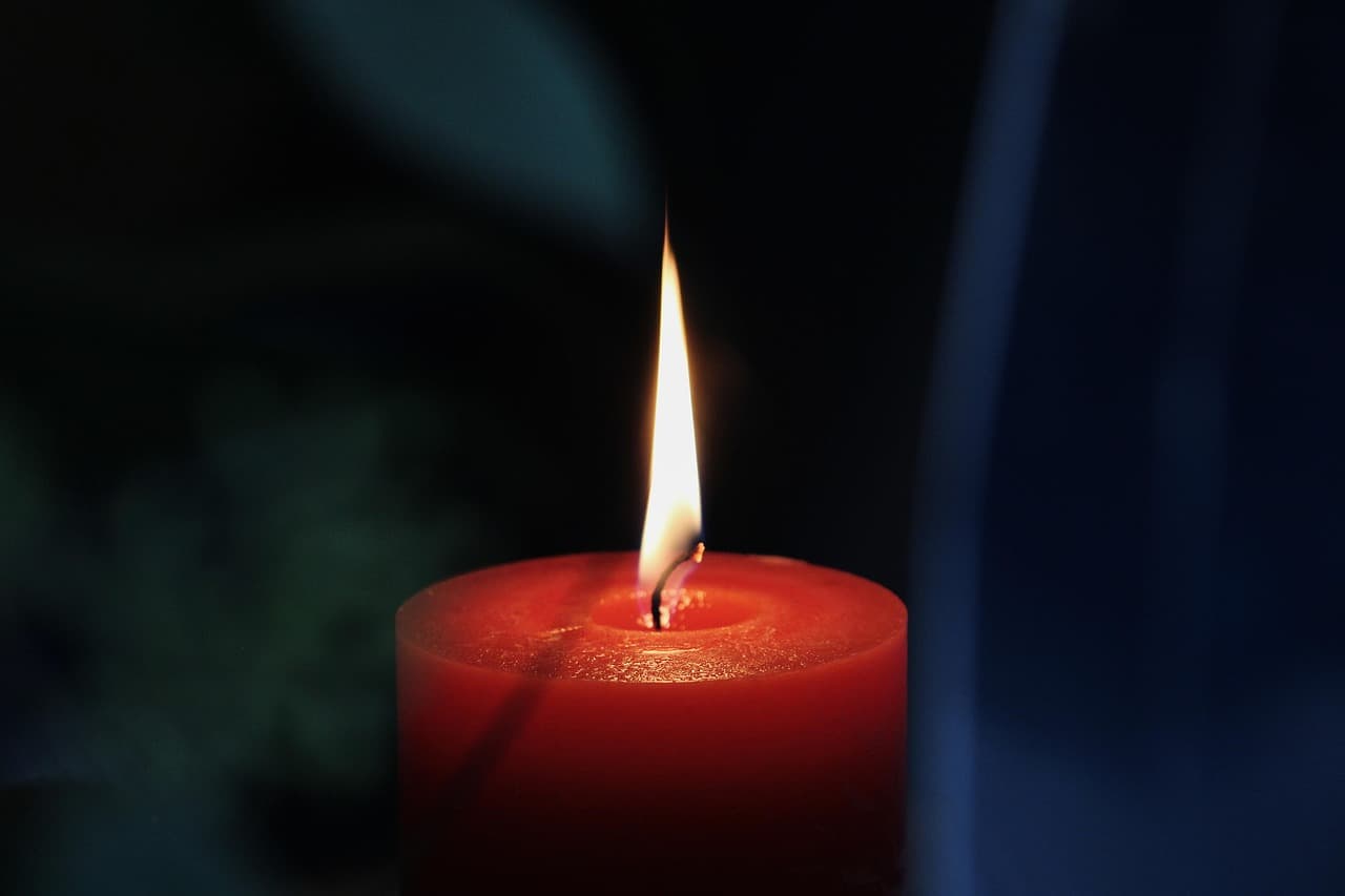 Warmes Licht auf Haut, zärtliche Hände erkundend, sanfte Bewegungen