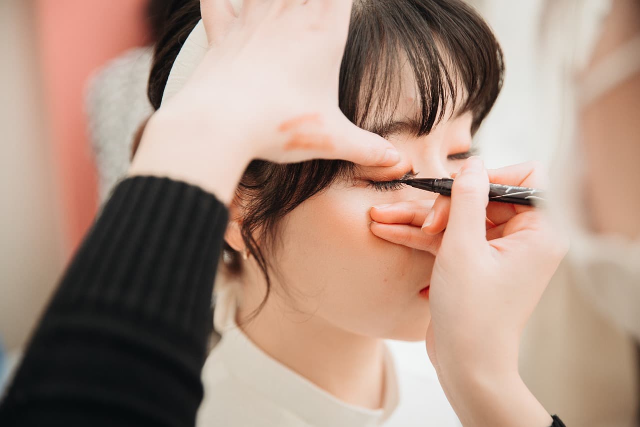 Sanfte Farbflächenübergänge in Beige und Blush mit dezentem Glanz