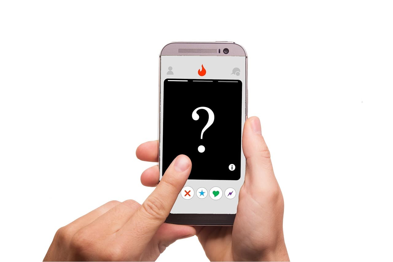 Smartphone-Bildschirm mit abstrakten Verbindungsmustern, warme Farben, Nähe symbolisiert