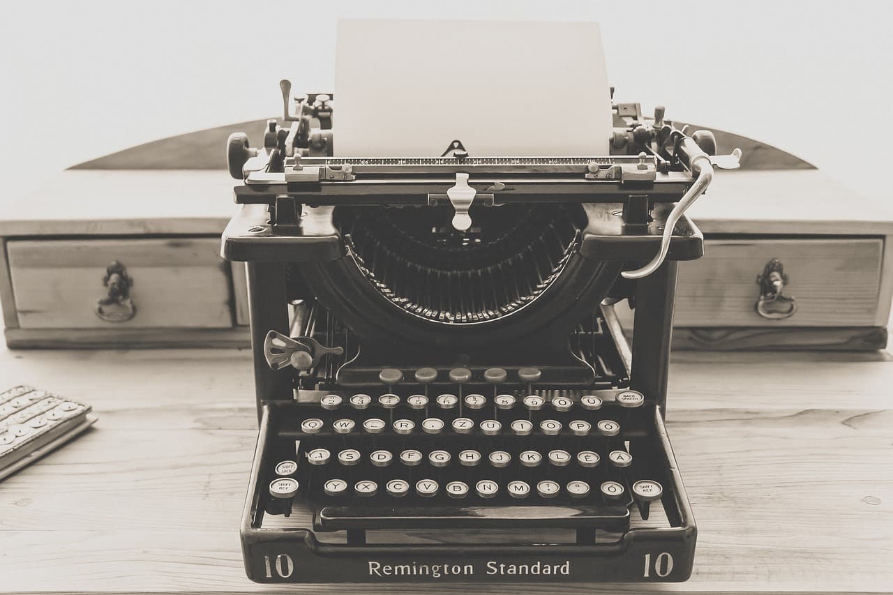 Tastatur im Halbdunkel, flüchtige Silhouetten, digitale Anonymität ausgedrückt