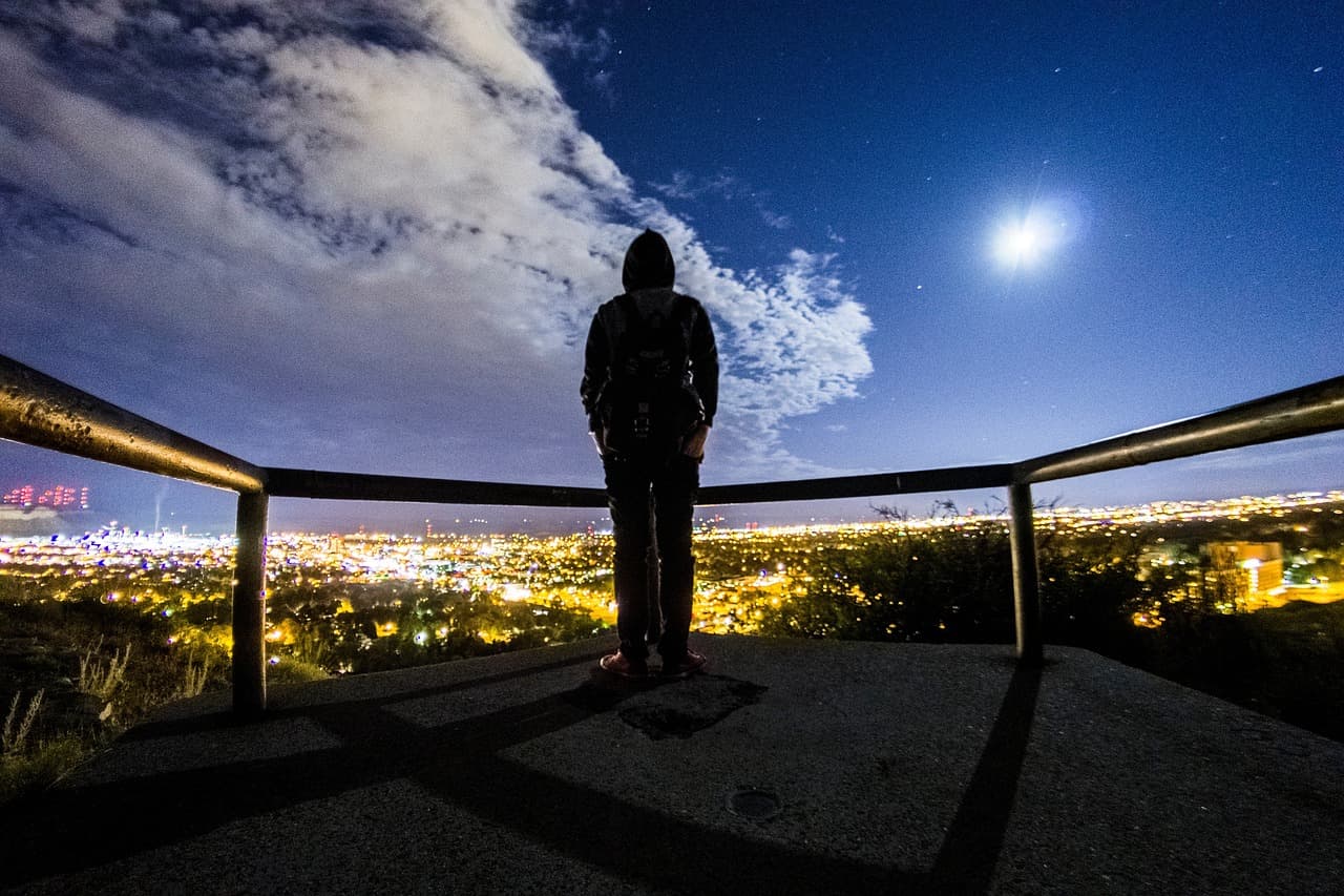 Geheimnisvolle Lichtsetzung erzeugt Tiefe und Rätselhaftigkeit