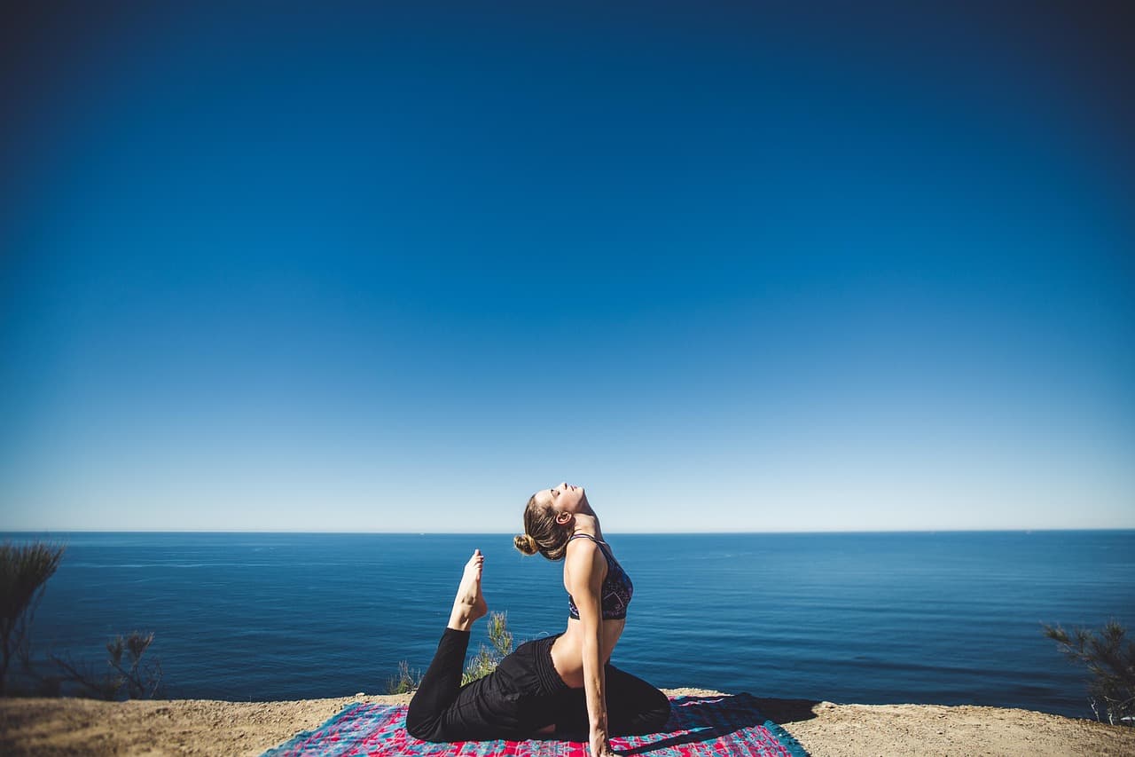 Ruhige Meditation in harmonischer Pose, inneres Leuchten sichtbar