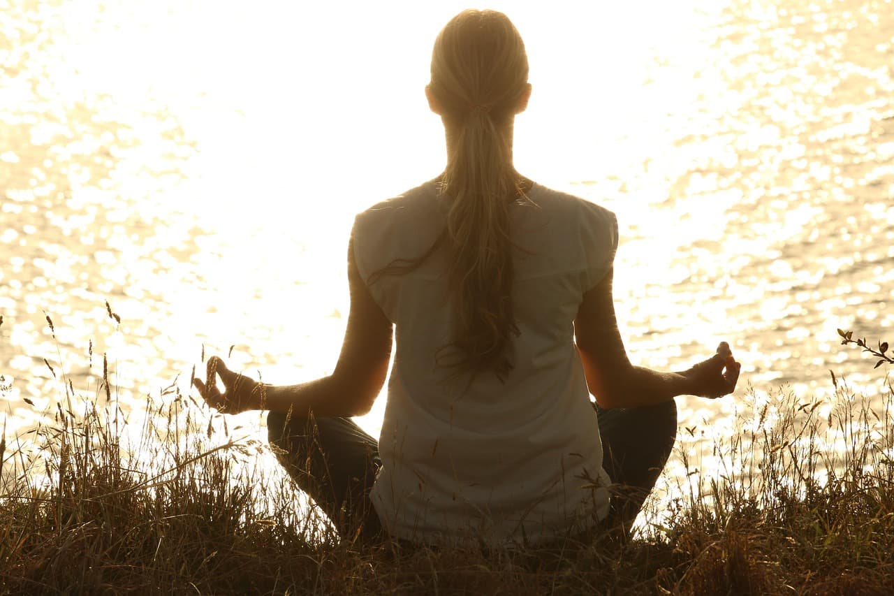 Atemkontrolle und spirituelle Nähe zwischen zwei harmonischen Körpern