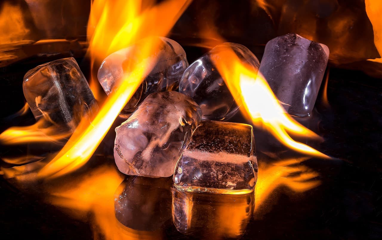 Symbolik von Hitze und Kälte, Wassertropfen und Feuer, abstraktes Spiel