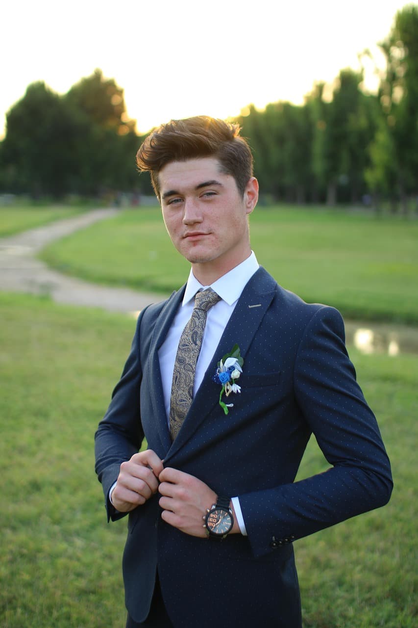 Selbstbewusster männlicher Blick, charismatisch und sinnlich präsent