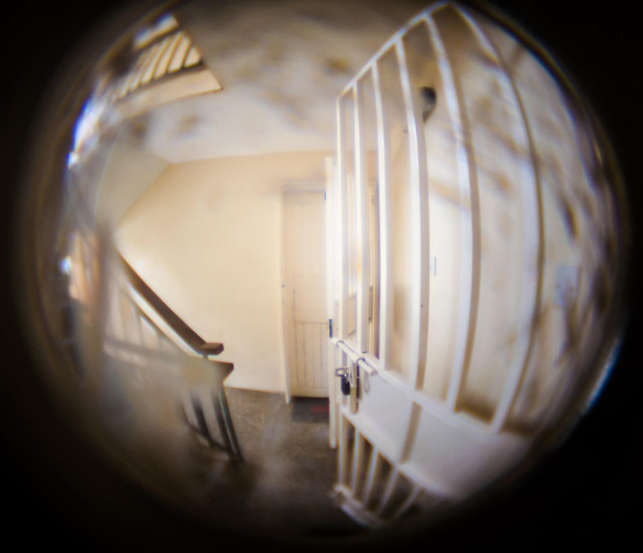 Blick durch Glas oder Schatten, verborgene sinnliche Spannung