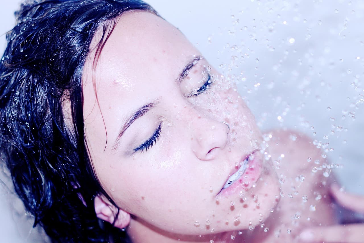 Glänzender Vibrator mit Wassertropfen, robust und wasserdicht