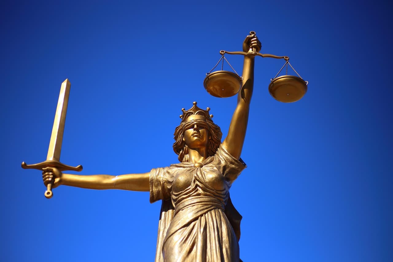 Seidentuch über Augen in Nahaufnahme, Sinnlichkeit durch Entzug, dunkle Töne