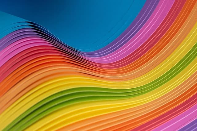 Regenbogenfarbige Lichtwellen auf neutralem Hintergrund, abstrakt