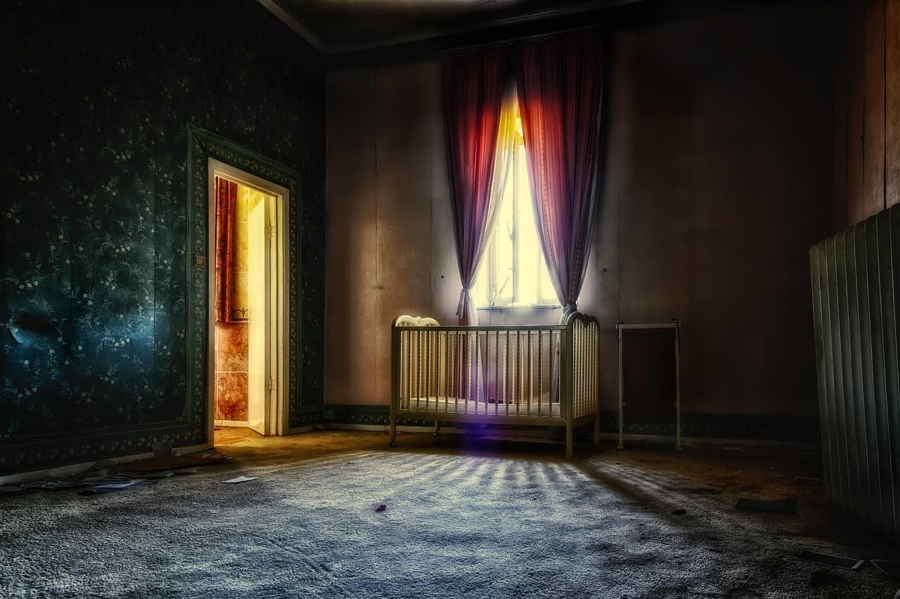 Schatten und Licht spielen auf Haut, intensiver Ausdruck