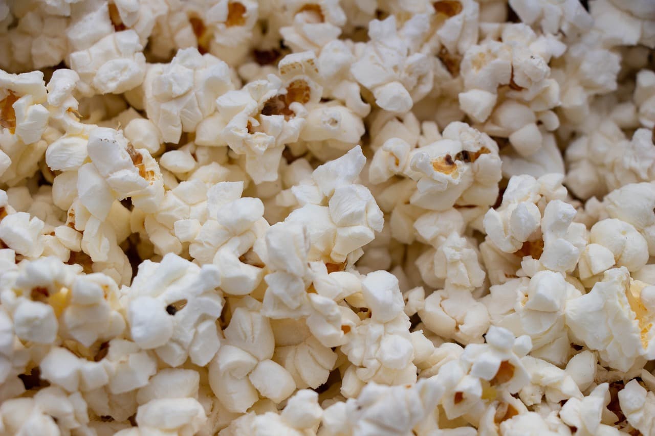 Filmstreifen in warmen Farbtönen, flimmernde Lichter und cineastische Stimmung