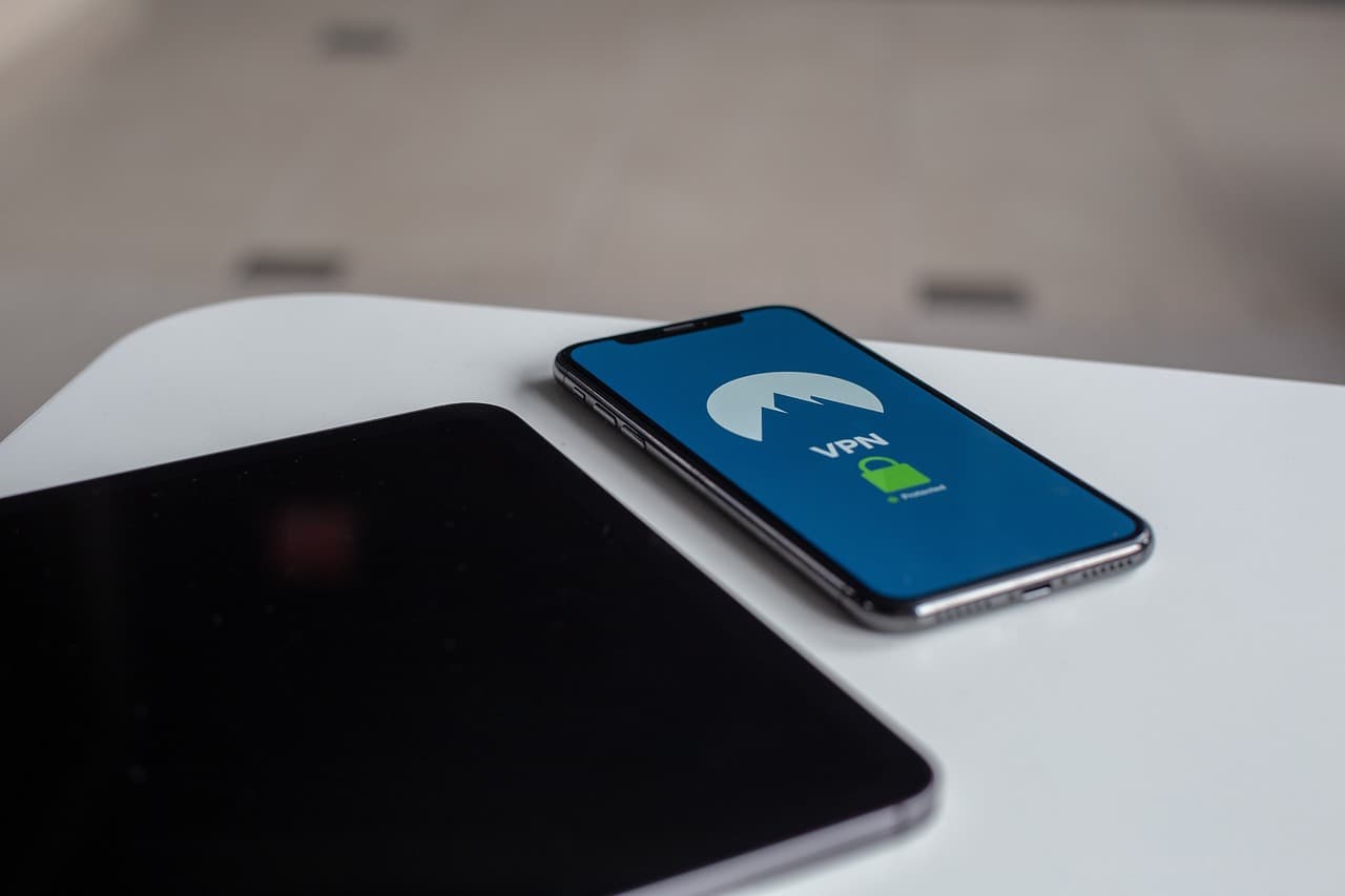 Bildschirm mit leuchtenden Elementen, digitale Intimität und virtuelle Szenarien