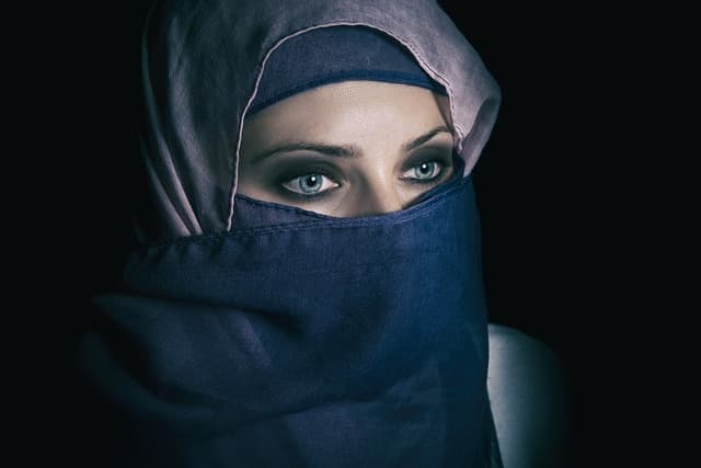 Verflochtene Faden in Grau und Creme, sich trennend und wieder vereinigend