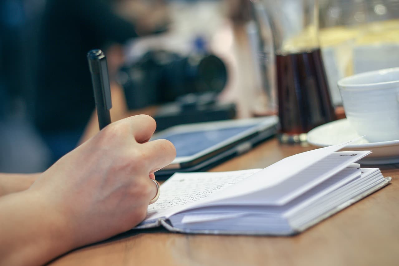 Tinte fließt in leidenschaftlichen Worten über weißes Papier